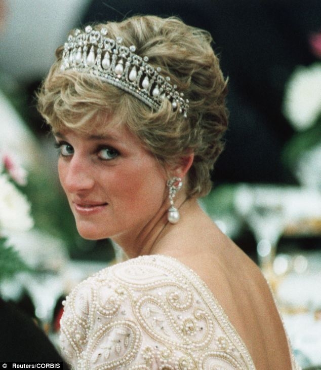 
	
	Đứng thứ hai là Công nương Diana của Anh. Bà được công chúng chú ý đến kể từ sau khi kết hôn với Thái tử Charles. Không chỉ nổi tiếng với cuộc sống hoàng gia hay các hoạt động xã hội của mình mà bà còn được nhiều người ngưỡng mộ với phong cách thời trang quí phái và thanh lịch.